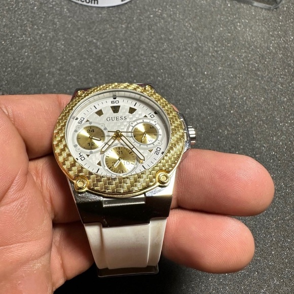 Guess Zena Analog White Dial White Silicone Quartz Round Women's Watch W1094L1 - Picture 3 of 10